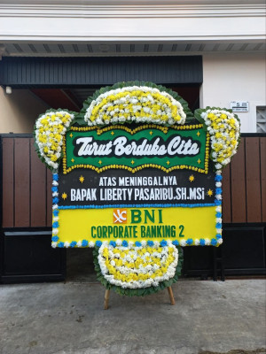 Papan Bunga Duka di Gudang